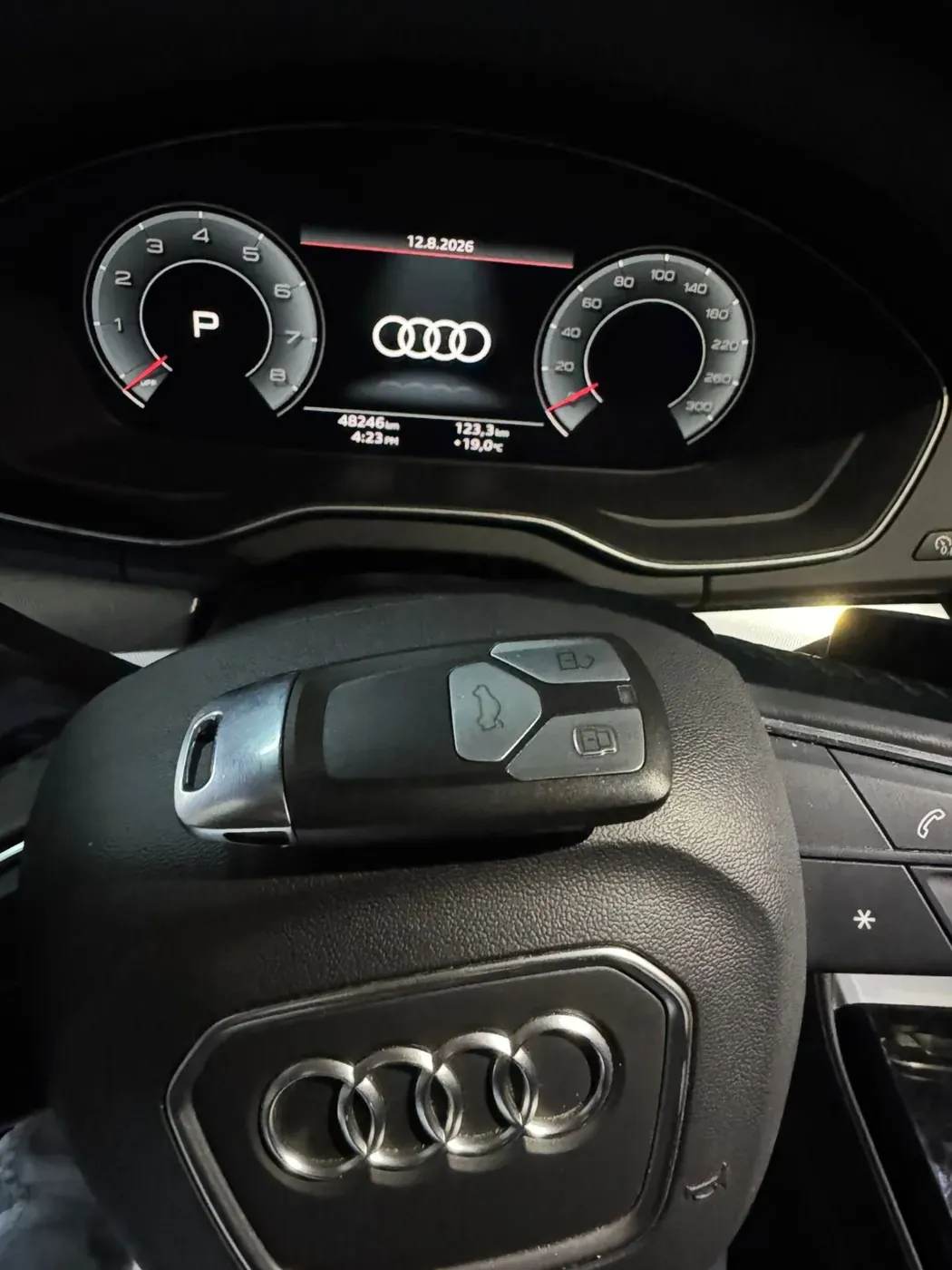 Llave Audi programada frente al tablero del vehículo