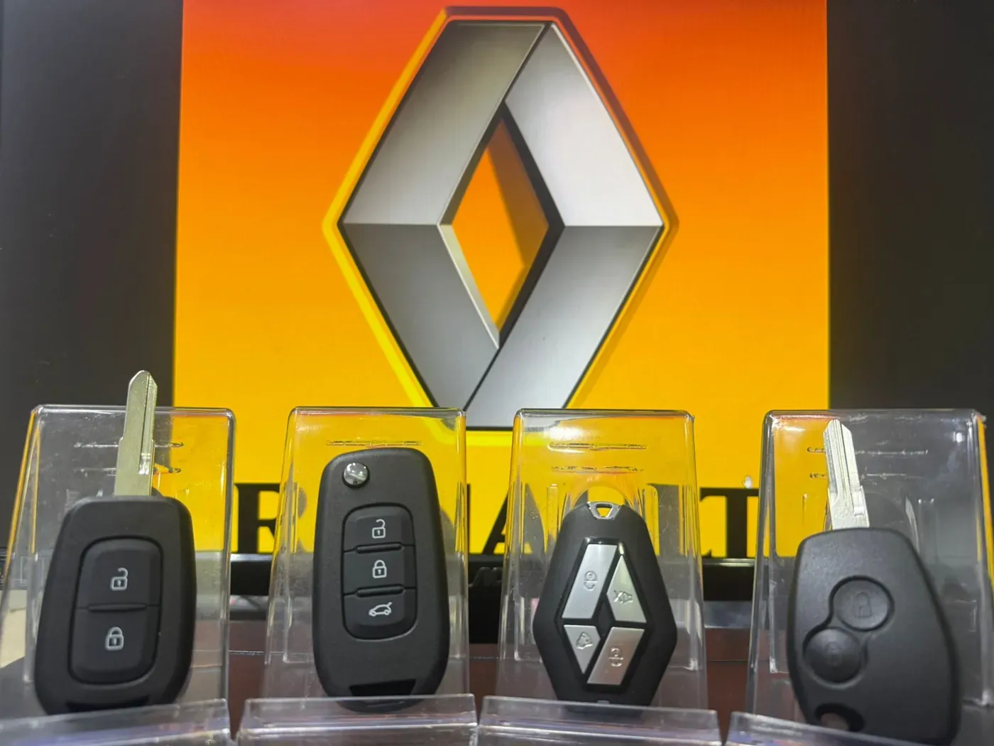 Llaves Renault con chip y control hechas por Carllaves en Bogotá